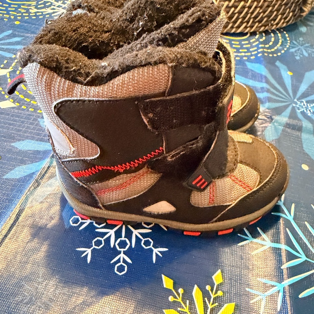 Kids Winter Boots - Black and Red - size Toddler 7